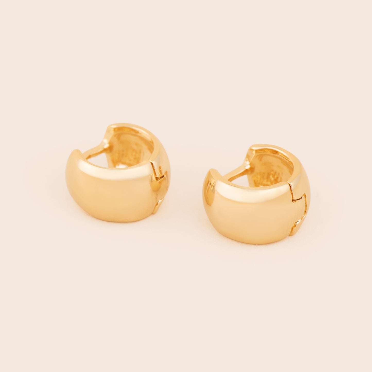Load image into Gallery viewer, Chunky Clicker Huggie Earrings
