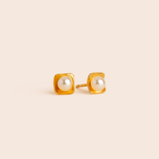Load image into Gallery viewer, Pearl Stud Earrings - Gemlet

